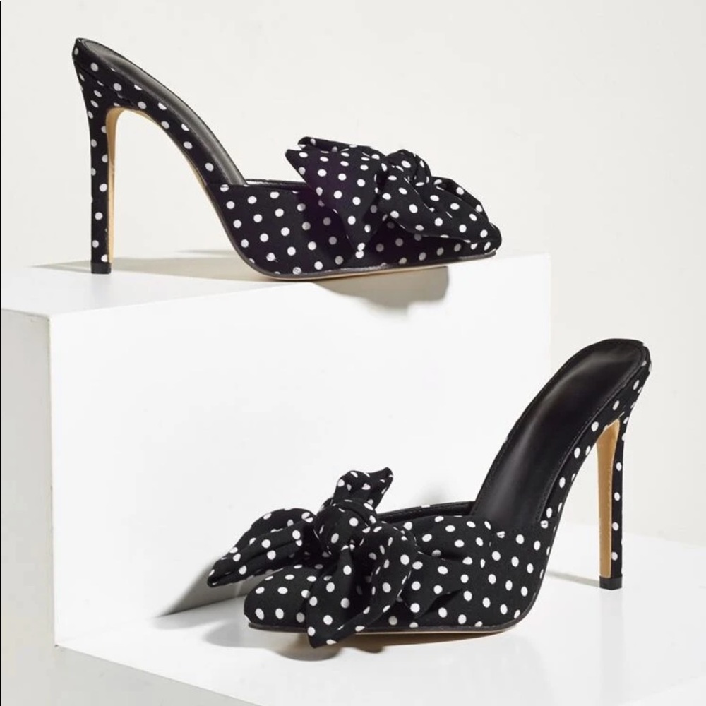 Black Pumps